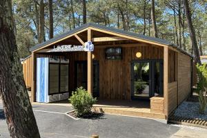 Une laverie équipé de box-réfrigérateur, l'un de services du camping pour le confort des campeurs sur emplacements
