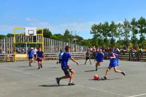Camping avec City Stade dans les Landes en bord de mer (4) jeunes enfants qui jouent au foot avec dossards bleu par une belle journée ensoleillée