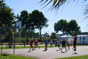 Camping avec terrain de basket dans les Landes en bord de mer Amis en pleine partie de basketball en plein air au camping