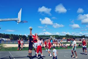 Camping avec terrain de basket dans les Landes en bord de mer Personnes s’amusant lors d’un match de basket au camping