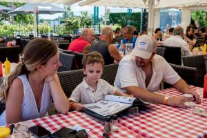Camping Le Vieux Port formule demi pension avec adultes et enfant à table pour choisir leur repas à la carte à la Brasserie