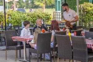 camping pension complète all inclusive Réservez votre séjour en camping 5 étoiles avec pension complète face à la mer dans les Landes et profitez d’un cadre exceptionnel pour des vacances inoubliables famille à la brasserie restauration avec cocktails