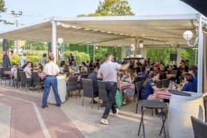Terrasse animée en plein rush d'une brasserie restaurant avec beaucoup de clients profitant de l'ambiance conviviale
