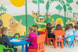 club enfant au camping dans les landes dans un espace animation fraichement repeint avec des fresques murales adaptées aux plus petits pour une sentiment de joie et de bonnes lors des activités avec les animateurs