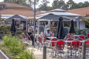brasserie VP bar restaurant avec terrasse bois ouvert en même temps que l'établissement hôtellier de plein air pour une cuisine authentique à tout moment de la saison