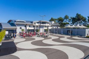 grand espace modulaire dehors du Parvis clôturé