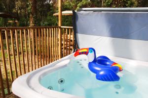 VP-Emplacement-VIP-150-Jacuzzi-camping-landes-5-etoiles-bord-de-mer-avec un toucan gonflable dans l'eau