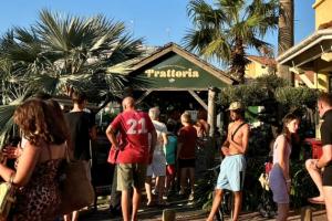 devanture de la trattoria pour toutes les personnes souhaitant manger italien avec la queue du monde qui attend pour être placé et se faire servir pour leur repas quotidien