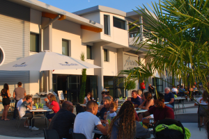 vision de la crêperie toute refaite à neuf dans une ambiance cosy boisée et arborée par une belle journée de printemps dans le meilleur camping avec restaurants