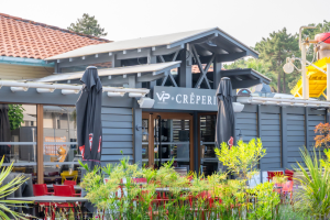 vision de la crêperie toute refaite à neuf dans une ambiance cosy boisée et arborée par une belle journée de printemps dans le meilleur camping avec restaurants