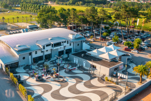 vue extérieure drone de la salle de spectacles la plus grande des Landes en bord de mer avec la terrasse du parvis au premier plan et les 2 parkings juxtaposés attenants au batiment