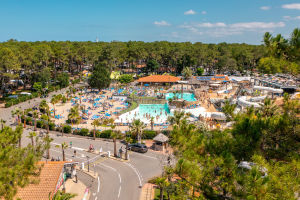 toutes-nos-animations-camping-5-etoiles-vieux-port-landes-piscines-toboggan-palmier-parc-aquatique(3)-2025_MAJ_SITE_PARC_AQUATIQUE-vue-aérienne-drone-forêt-landes-ciel-bleu-jour-ensoleillé-outdoor-parc-aquatique-xxl-piscines-chauffées-tout-sur-place-toboggans-transats-solarium