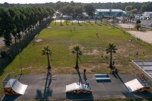 Camping avec terrain de football dans les Landes (1) vue drone du dessous d'un terrain de foot sur gazon avec personnes disputant un match vue drone aérienne