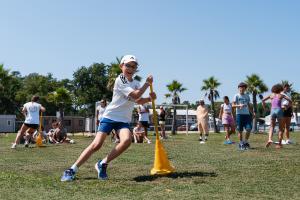 club-enfants-camping-5-etoiles-vieux-port-landes-jeux-filles-garçons-poteau-exterieur-anim_sport_miniclub