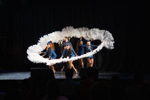 Spectacle cabaret bienvenue à bord avec danseuses de french cancan en tenue d'hôtesse bleu marine et éventails blancs à froufrou pour + de waow