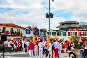 Décor traditionnel décoré avec des motifs rouges et blancs, comprenant des banderoles, des PLVs de maisons et des éléments artisanaux, évoquant une ambiance festive et régionale typique du Pays