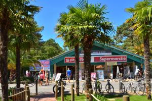 Façade du bâtiment avec accueil public pour faire des emplettes et manquer de rien en rapprovisionnement divers lors de ses congés dans les Landes en Nouvelle-Aquitaine