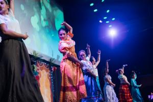 Spectacle Encanto assuré par les animateurs lors de la saison 2025 avec de belles robes et d'excellents décors et des danses incroyables pour rentrer dans la magie de Disney lors de vos vacances dans les landes en bord de mer