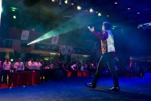 spectacle de magie grande illusion soirée casino avec décor et plein de gens qui sourient dans la plus grande salle événementielle des Landes en teambuilding