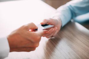 femme-homme-affaires-bancaires-transfert-fonds-financiers