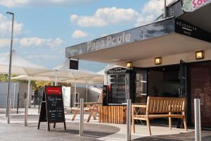 Rôtisserie Papa Poule située dans un camping, proposant des poulets rôtis savoureux cuits à la rôtissoire. La structure est compacte et fonctionnelle, avec un comptoir de vente accueillant, en extérieur près de la place du village du camping. Atmosphère conviviale et gourmande, idéale pour des repas à emporter durant le séjour.