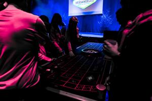 Soirée casino organisée lors d’un séminaire à Messanges, dans le camping Le Vieux Port et la salle Arena, avec tables de jeu, roulette, jetons et participants en tenue de soirée profitant d’une ambiance festive et élégante, éclairée par des jeux de lumière modernes et un décor événementiel professionnel.