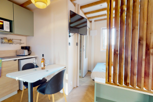 Téloche dans la suite parentale d'un logement luxe avec piscine entre la chambre, salle de bain et l'entrée tout équipée pour une autonomie dans sa partie de la loc