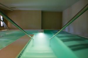 Entrée dans les bains relaxant du SPA du camping le Vieux Port