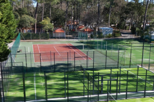 Vue panoramique des terrains de padel et de tennis du camping, avec des installations modernes et bien entretenues, entourées d’espaces verts, offrant aux vacanciers un cadre idéal pour pratiquer leurs sports de raquette favoris.