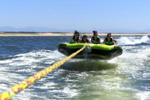 Jeunes adolescentes sur une bouée tractée au large des plages landaises
