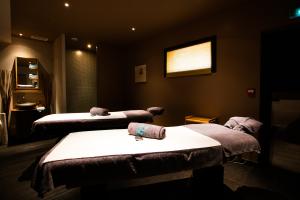 Table de massage dans l'espace bien être du camping Le Vieux Port