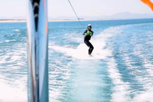 Wakeboardeur en pleine session au large de capbreton