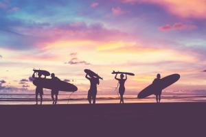 Surfeur dans le coucher de soleil