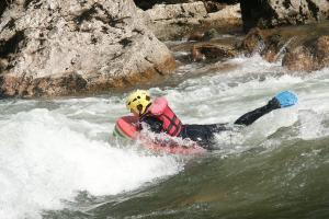 Un adolescent descend une rivière en Hydrospeed aussi appelée "Nage en eau vive".