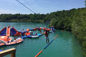 Water zone - Parkour gonflable sur l'eau - et tyrolienne au dessus du lac 