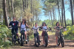 Trottinettes électriques en forêt 