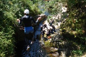 Un adolescent saute dans une rivière lors d'une aquarando