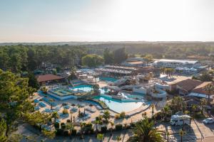 Parc Aquatique XXL du camping Le Vieux Port en fin de journée - espace calme sans personne montrant toboggans, lagon, piscine à vagues et pataugeoire chauffée