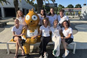 team réception avec mascotte soly du meilleur camping de la côte landaise avec accès direct à la plage privée