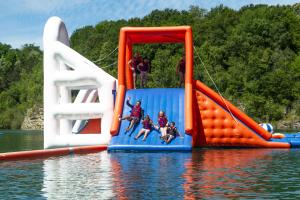 Water zone - Parkour gonflable sur l'eau - et tyrolienne au dessus du lac 