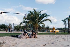 Salariés acteurs film team building micro perche scène gendarmes Louis de Funès style comique