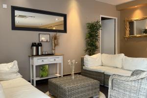 Photo salle d'accueil spa cosy : fauteuils confortables attente, coin manucure pédicure installation professionnelle, déco zen plantes éclairage tamisé bien-être.