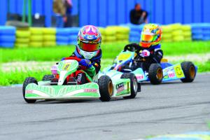 Des adolescents sur la ligne de départ d'un circuit de Karting dans les Landes