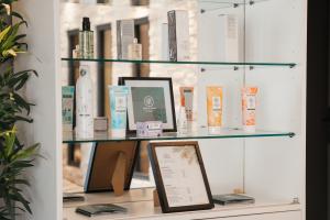 Photo produits cosmétiques Dax & Terra au spa du camping Le Vieux Port : jolie vitrine classy, soins bien-être haut de gamme, ambiance raffinée et cocooning.