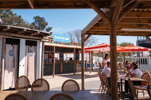 Photo snack The Pool Bar parc aquatique : bar aquatique piscine transats cocktails rafraîchissements, service restauration rapide baignade, détente famille animations aquatiques.