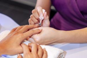 Manucure mains professionnelle esthétique : session soin mains pro, esthéticienne manucure camping Spa, bien-être mains, soin professionnel esthétique.