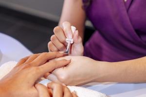 Manucure mains professionnelle esthétique : session soin mains pro, esthéticienne manucure camping Spa, bien-être mains, soin professionnel esthétique.