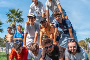 Groupe d’adolescents au club ados du camping Le Vieux Port : animation encadrée, loisirs entre amis et ambiance conviviale pendant les vacances.