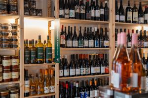 Intérieur de la boutique dégustation des canons cave à vins du plus gros établissement de la région avec tout ce qu'il faut pour agrémenter vos boissons estivales de l'été