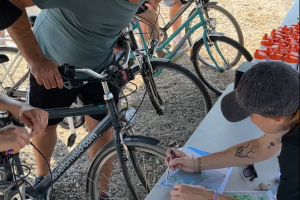 Salarié à vélo qui part en aventures sur les pistes cyclables avec son entreprises et des étapes énigmes à résoudre pour animer sa journée avec ses collègues et responsables d'équipe